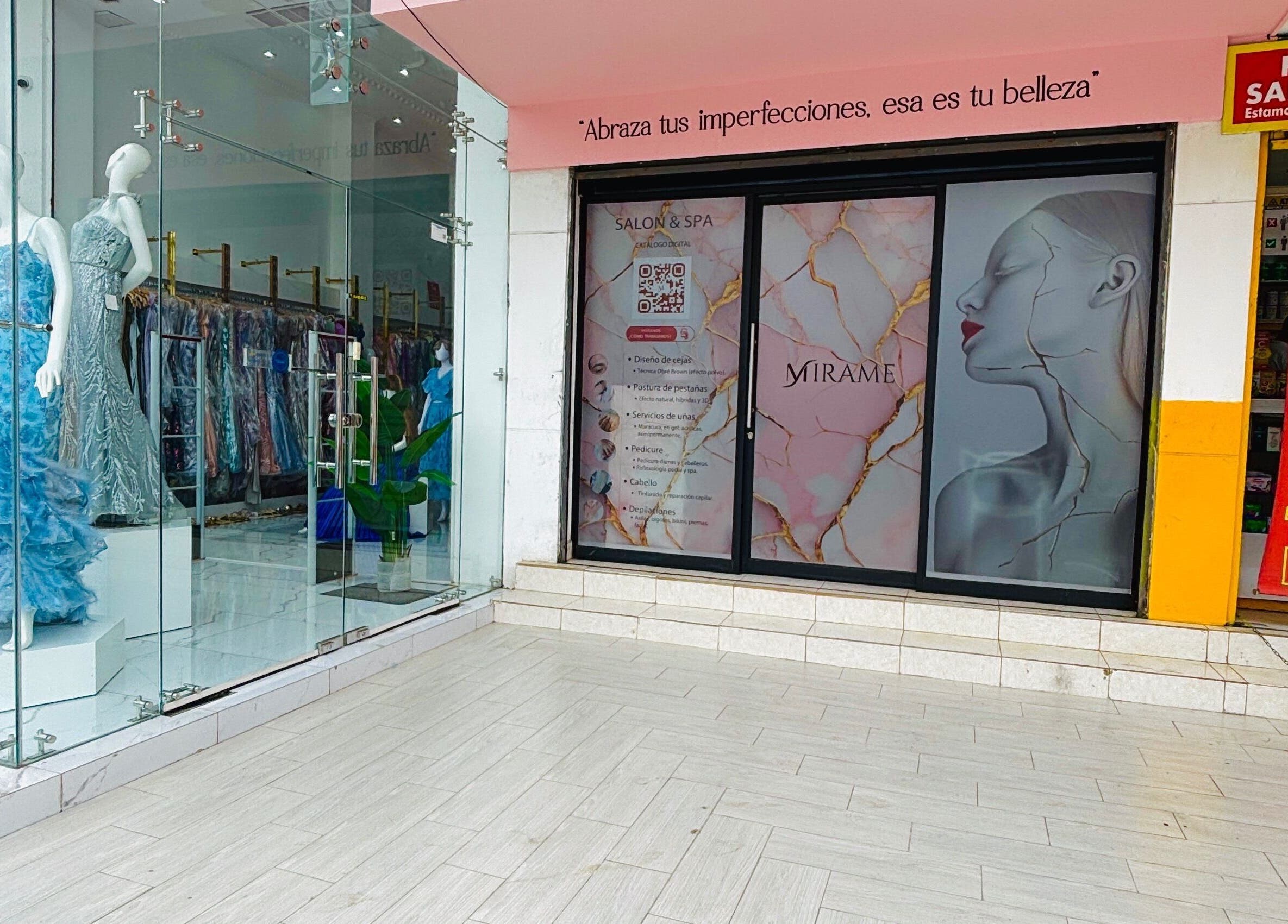 Entrada de Mirame Studio en Portoviejo, Manabí, EC, con elegantes maniquíes en vestidos azules.