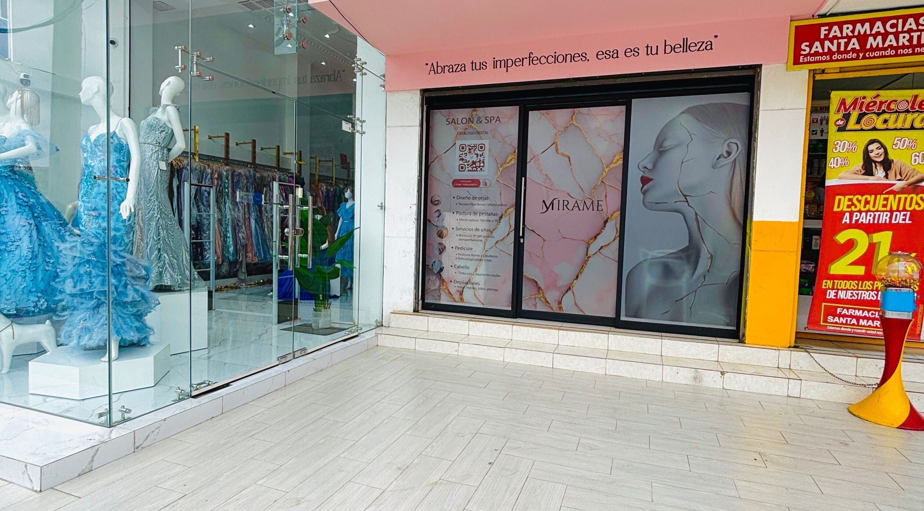 Entrada de Mirame Studio en Portoviejo, Manabí, EC, con elegantes maniquíes en vestidos azules.