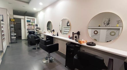 Beauty World Ladies Salon imagem 2