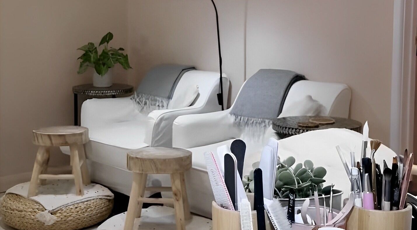 Comfortable nail lounge at Stephanie.Elmore.Nailtech in Rushden, England, GB, featuring cozy seating and plants.