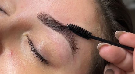 La Luna Brows