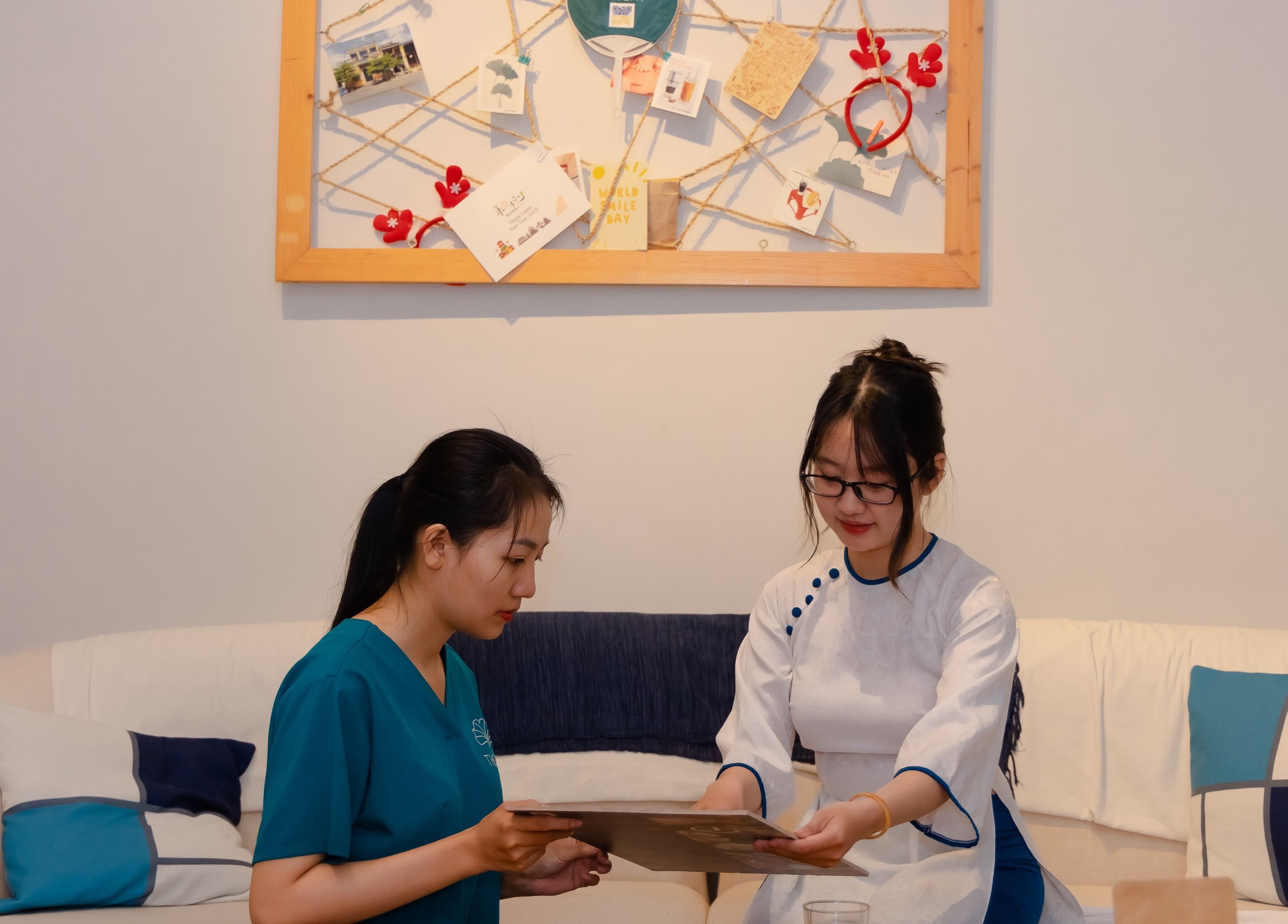 Staff at The Spa&Aodai in Hồ Chí Minh discussing wellness plans with a client in a cozy setting.