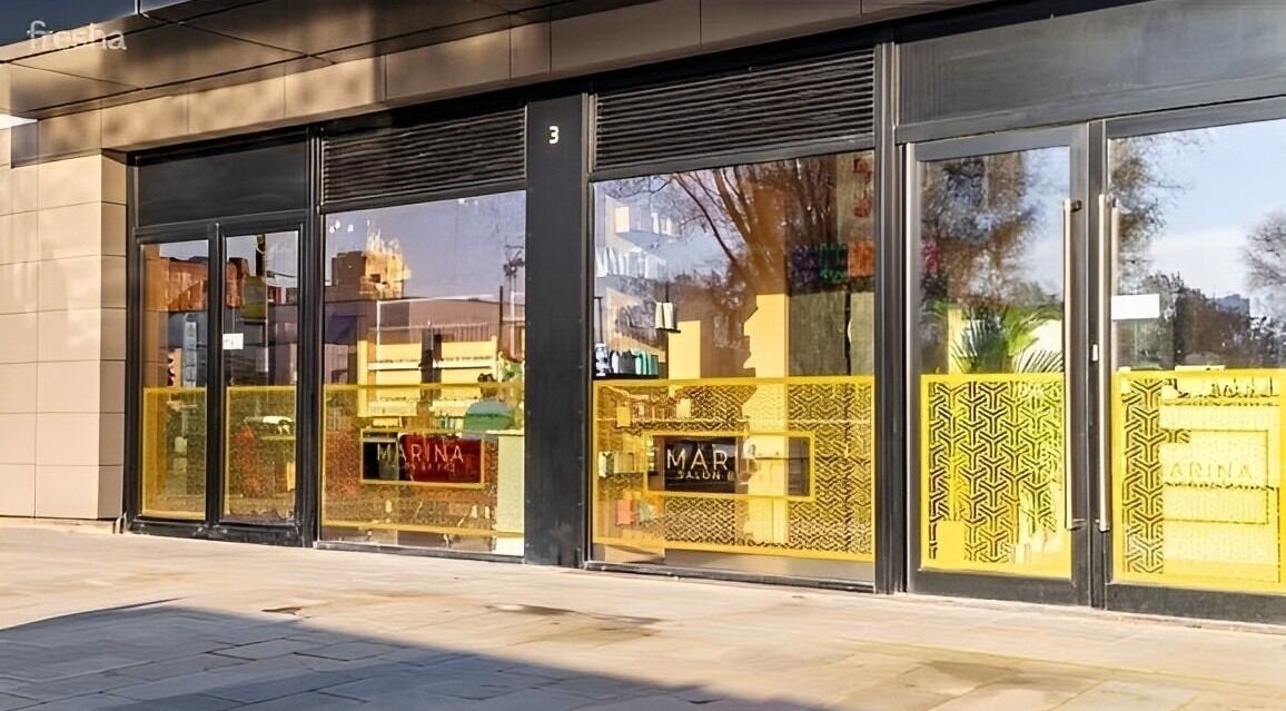 Street view of Zen Aesthetics Mcr in Manchester, England, GB with modern glass front.
