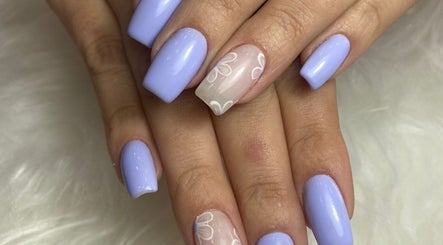Unhas com esmalte lilás decoradas em Estética Tatiane Martins, Lisboa, Lisboa, PT.
