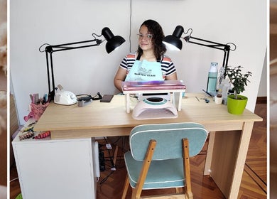 Profesional de belleza en Irumystic, Buenos Aires. Mesa de trabajo organizada para tratamientos de bienestar.