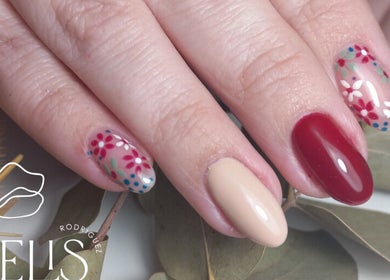 Manicura artística con flores en Irumystic, Buenos Aires, Ciudad Autónoma De Buenos Aires, AR.