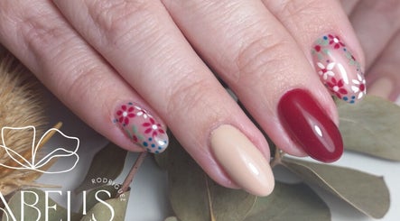 Manicura artística con flores en Irumystic, Buenos Aires, Ciudad Autónoma De Buenos Aires, AR.