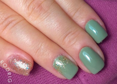 Manicura verde y dorada en Irumystic, Buenos Aires, Ciudad Autónoma De Buenos Aires, AR.