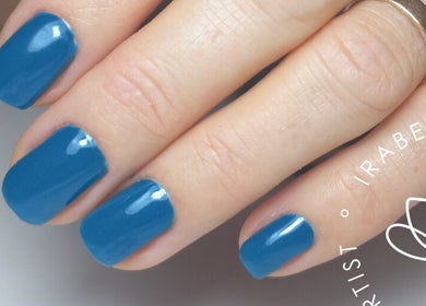 Manicura azul en Irumystic, Buenos Aires, Ciudad Autónoma De Buenos Aires, AR, brillando en elegancia.