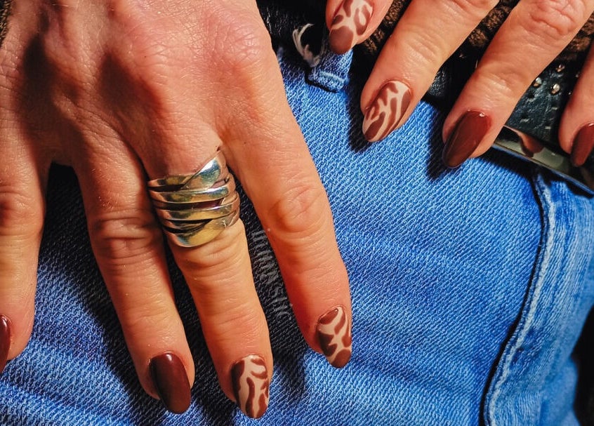 Manicura marrón en Irumystic, Buenos Aires, Ciudad Autónoma De Buenos Aires, AR.