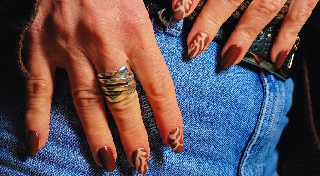 Manicura marrón en Irumystic, Buenos Aires, Ciudad Autónoma De Buenos Aires, AR.