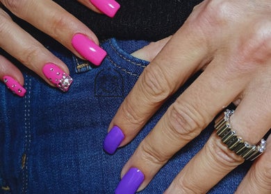 Uñas con esmalte rosa y morado decoradas en Irumystic, Buenos Aires, Ciudad Autónoma De Buenos Aires, AR.