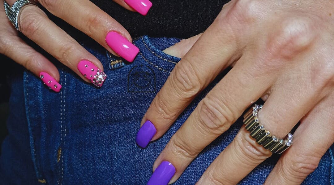 Uñas con esmalte rosa y morado decoradas en Irumystic, Buenos Aires, Ciudad Autónoma De Buenos Aires, AR.