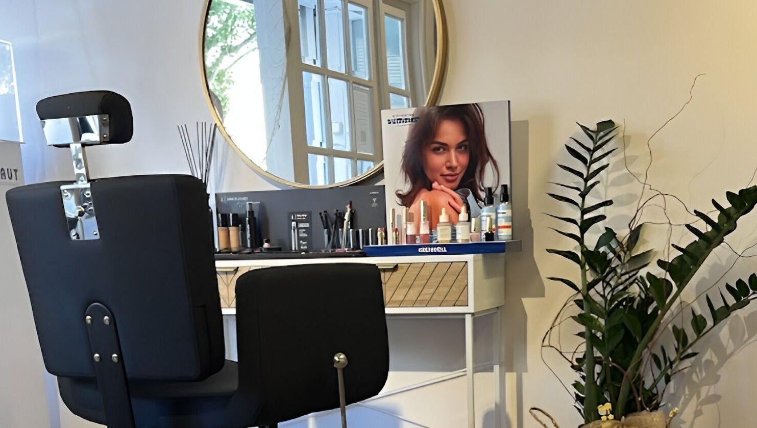 Silla de belleza en Radiance, Zaragoza, Aragón, ES, reflejada en un espejo redondo elegante.