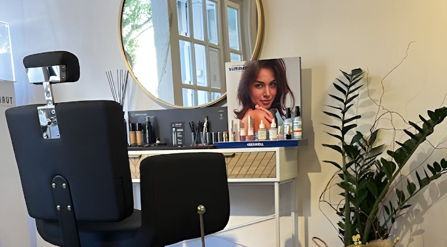 Silla de belleza en Radiance, Zaragoza, Aragón, ES, reflejada en un espejo redondo elegante.