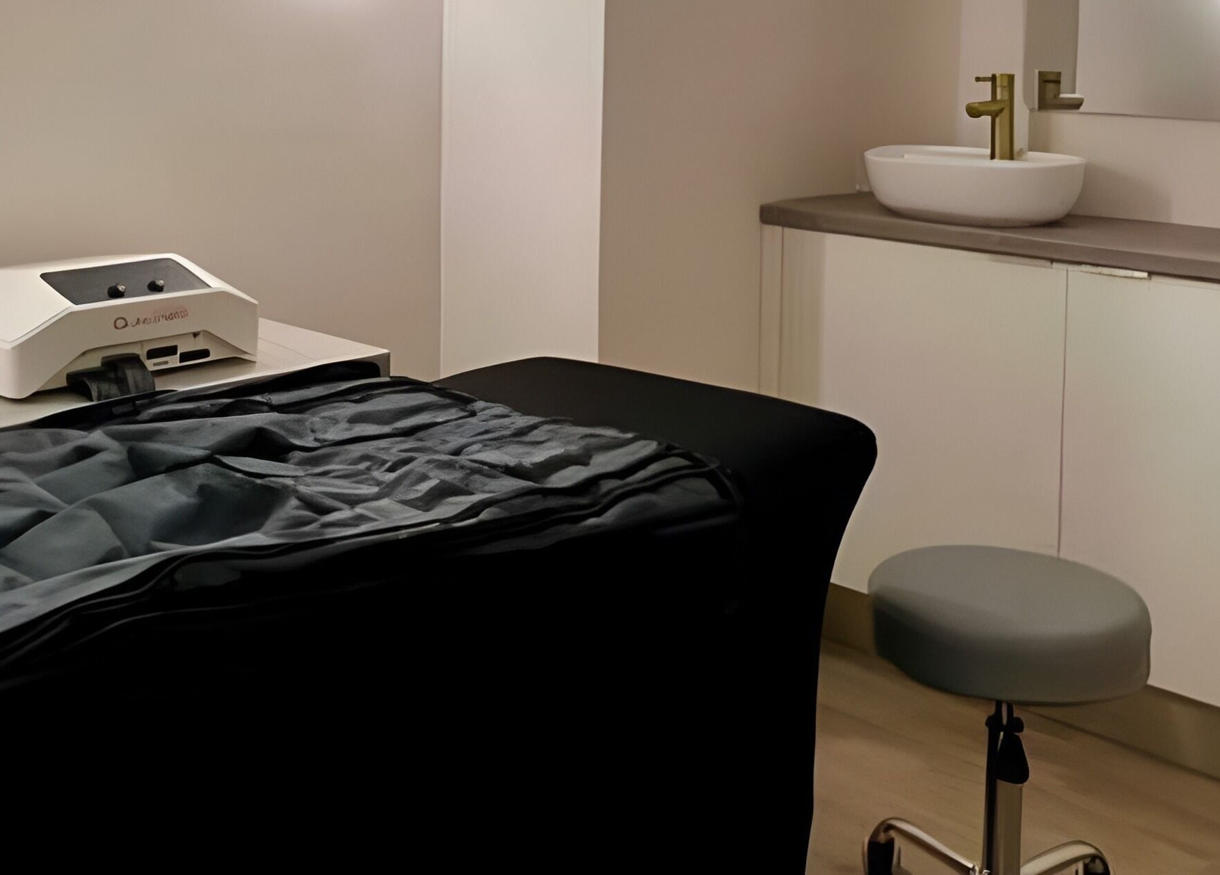 Sala de tratamiento en Radiance, Zaragoza, Aragón, ES con equipo moderno y ambiente relajante.