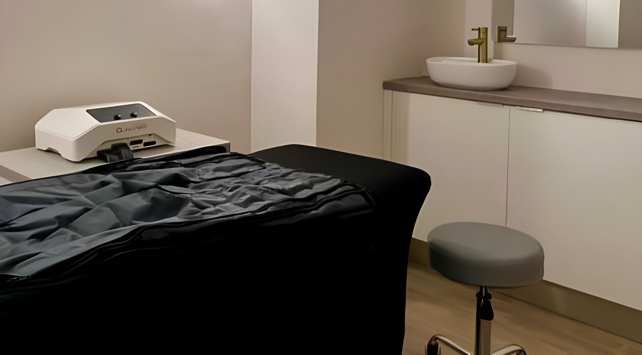 Sala de tratamiento en Radiance, Zaragoza, Aragón, ES con equipo moderno y ambiente relajante.