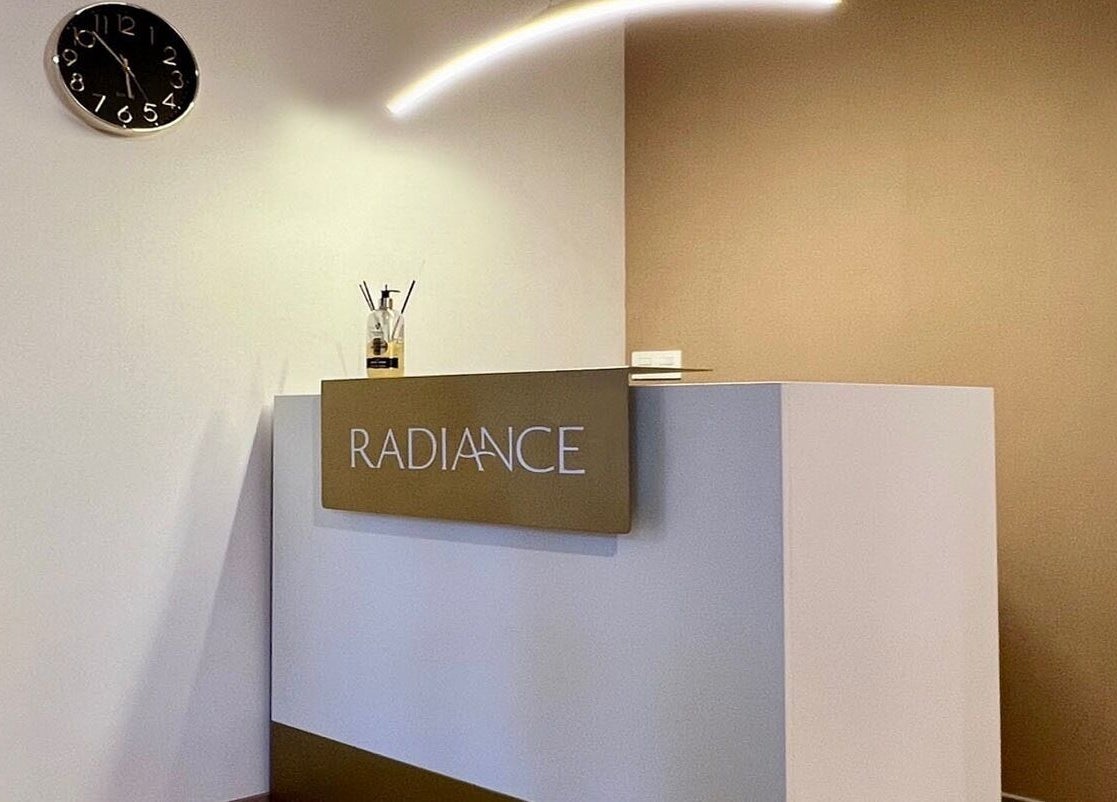 Recepción elegante en Radiance, Zaragoza, Aragón, ES, con reloj moderno y decoración minimalista.