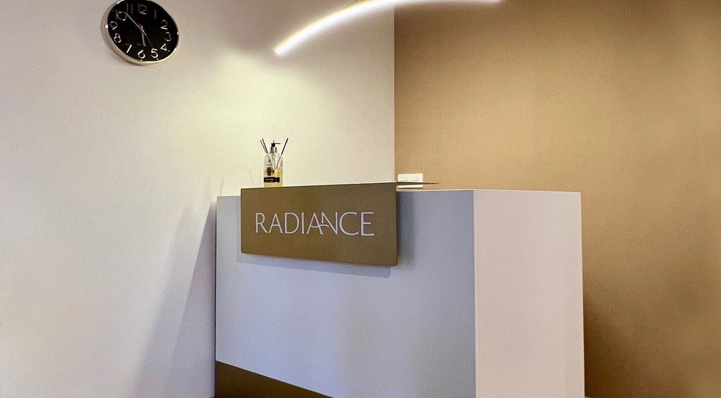 Recepción elegante en Radiance, Zaragoza, Aragón, ES, con reloj moderno y decoración minimalista.