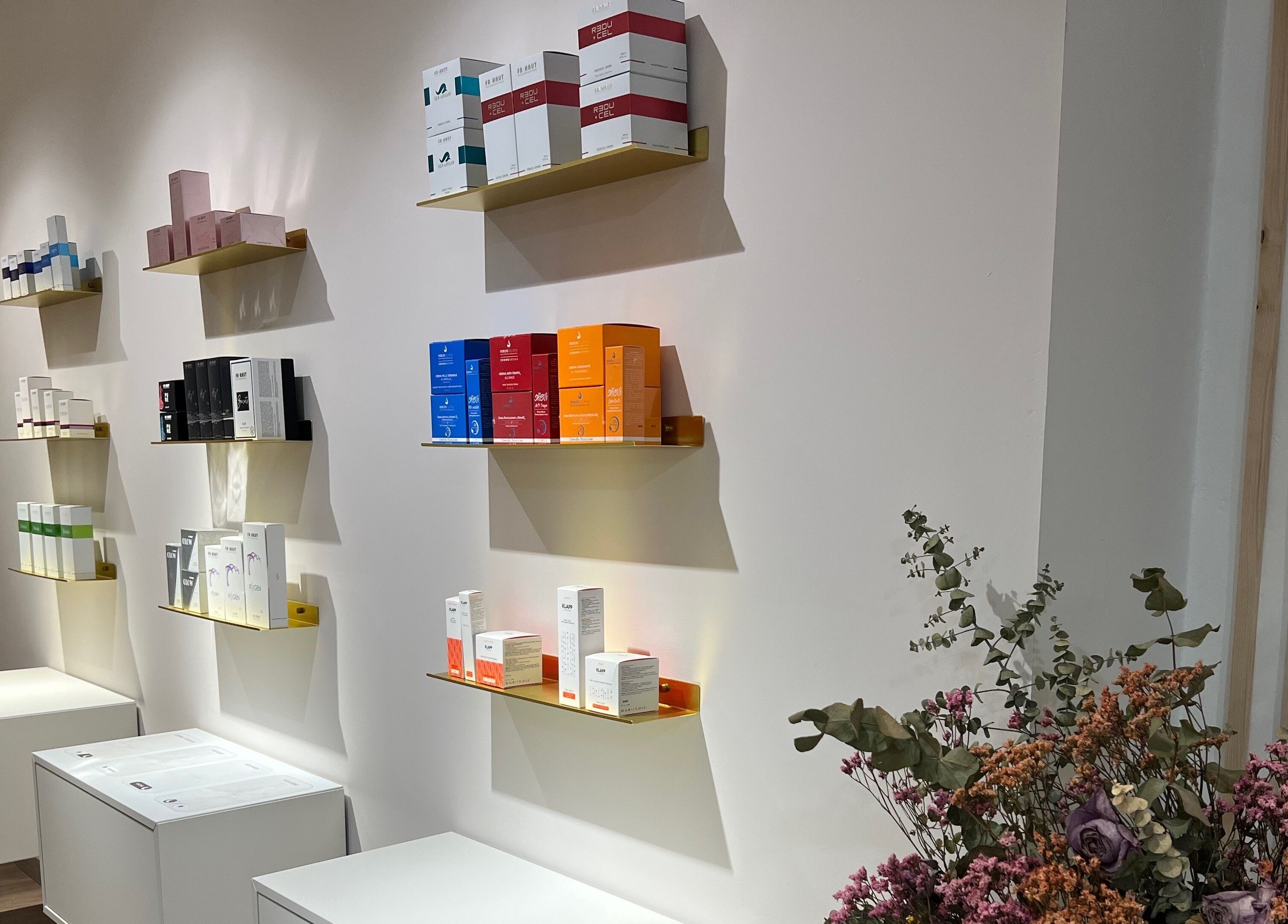 Productos de belleza en estantes en Radiance, Zaragoza, Aragón, ES.