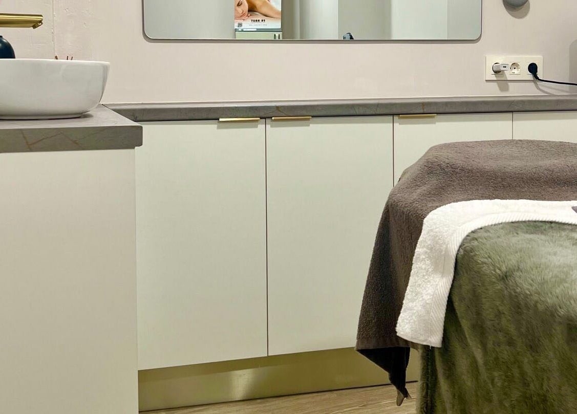 Sala de tratamiento en Radiance, Zaragoza, Aragón, ES, con decoración moderna.