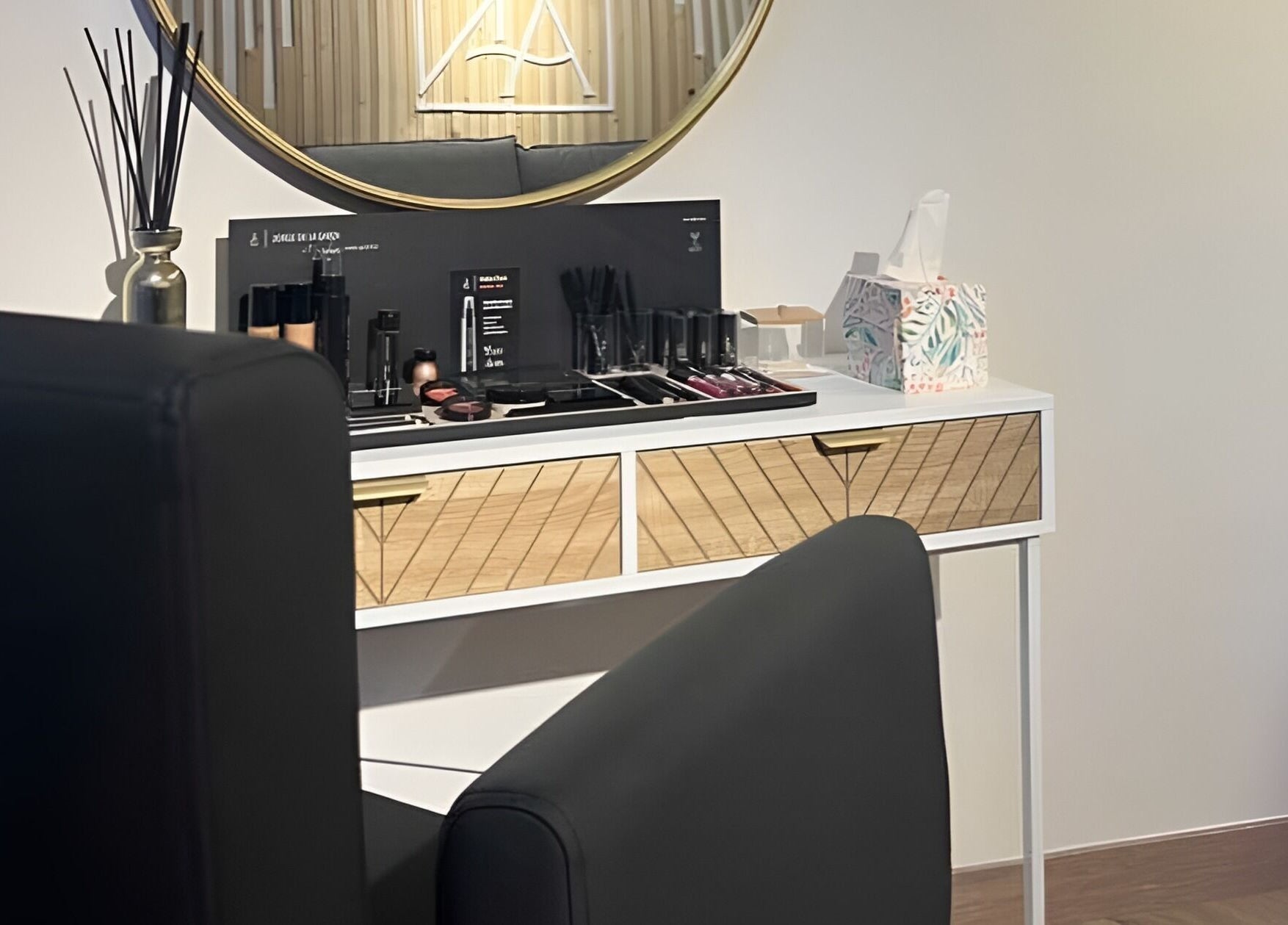 Tocador elegante en Radiance, Zaragoza, Aragón, ES con espejo dorado y productos de belleza.