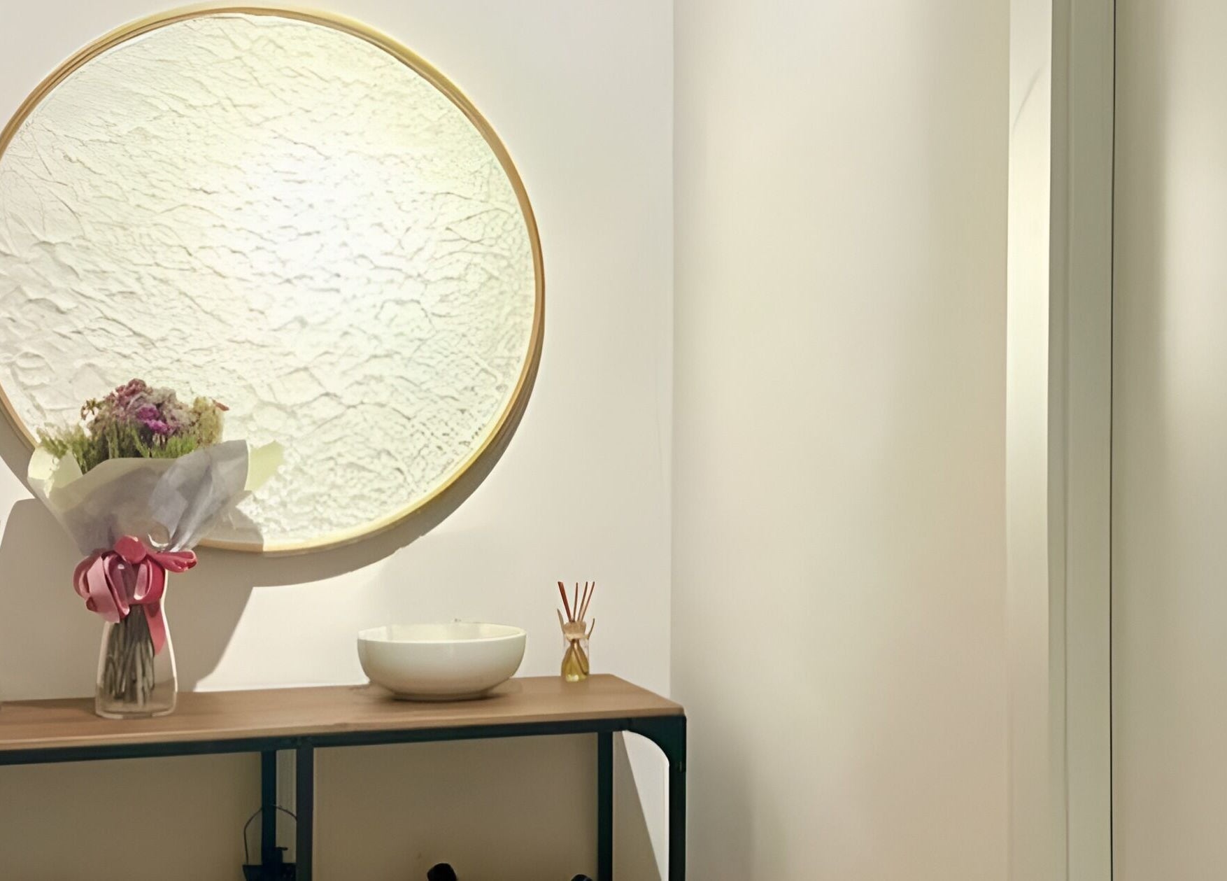 Decoración elegante con espejo y flores en Radiance, Zaragoza, Aragón, ES.