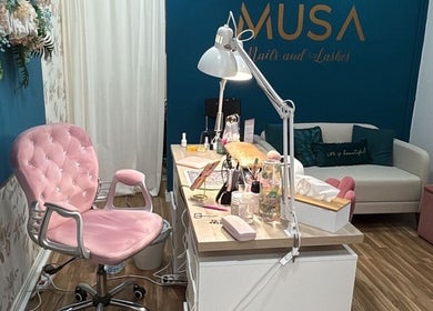 Interior do MUSA BEAUTY CONCEPT, Felgueiras, Porto, PT, mostrando cadeira rosa e mesa de tratamentos.