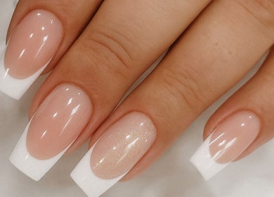 Unhas francesas sofisticadas na MUSA BEAUTY CONCEPT, Felgueiras, Porto, PT.