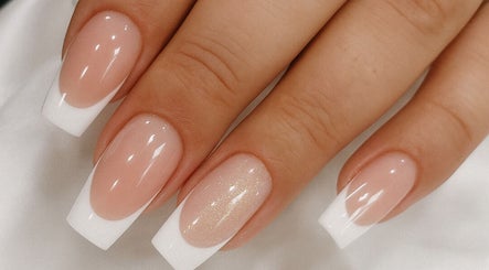 Unhas francesas sofisticadas na MUSA BEAUTY CONCEPT, Felgueiras, Porto, PT.