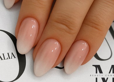 Unhas rosa claro com acabamento brilhante no MUSA BEAUTY CONCEPT, Felgueiras, Porto, PT.
