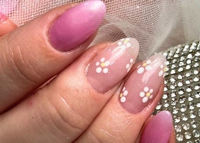 Design floral de unhas em gel rosa no MUSA BEAUTY CONCEPT em Felgueiras, Porto, PT.