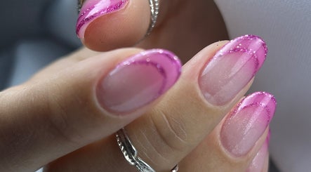 Unhas rosa brilhante na Mónica Nail Stylist em Santa Maria Da Feira, Aveiro, PT.