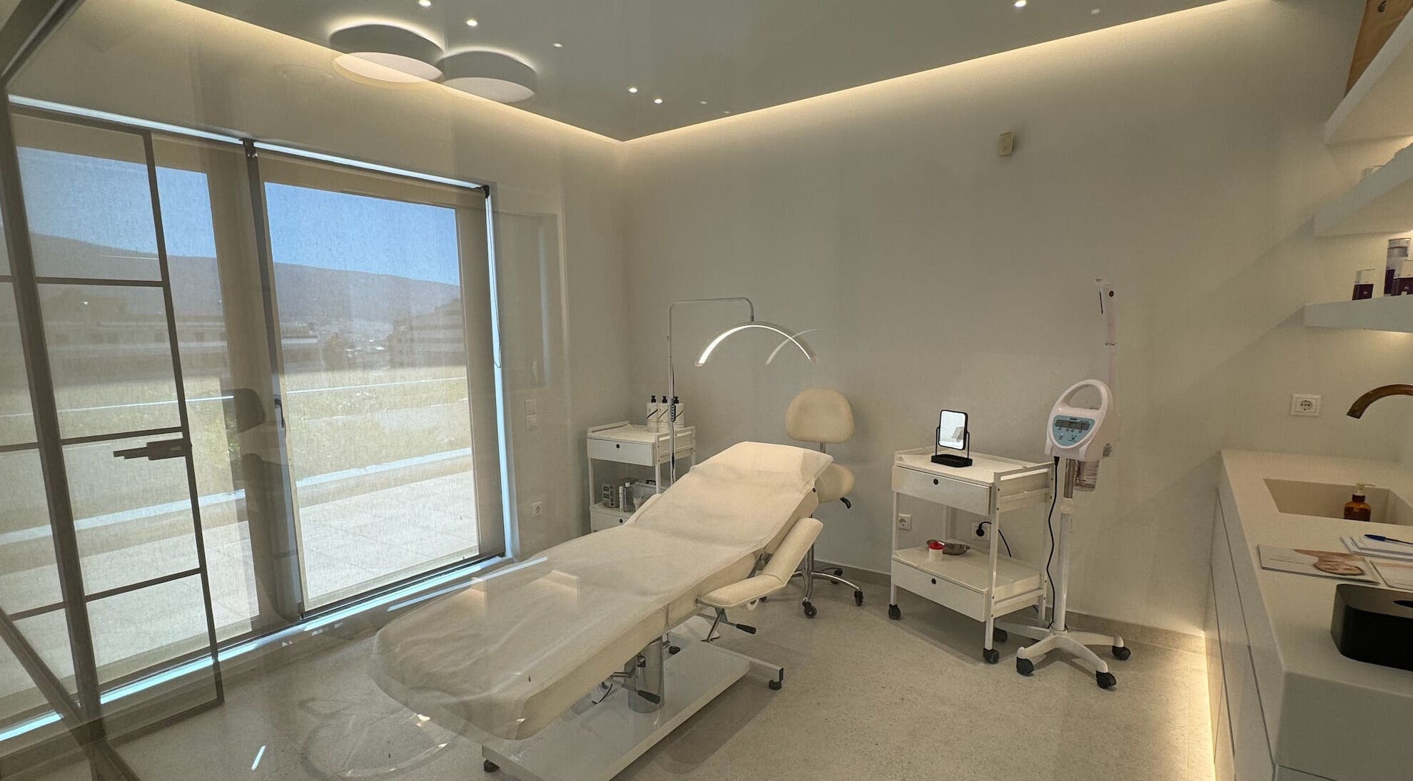 Tranquil treatment room at EFI ARAPI, Athina, GR, featuring modern spa equipment and soothing decor.