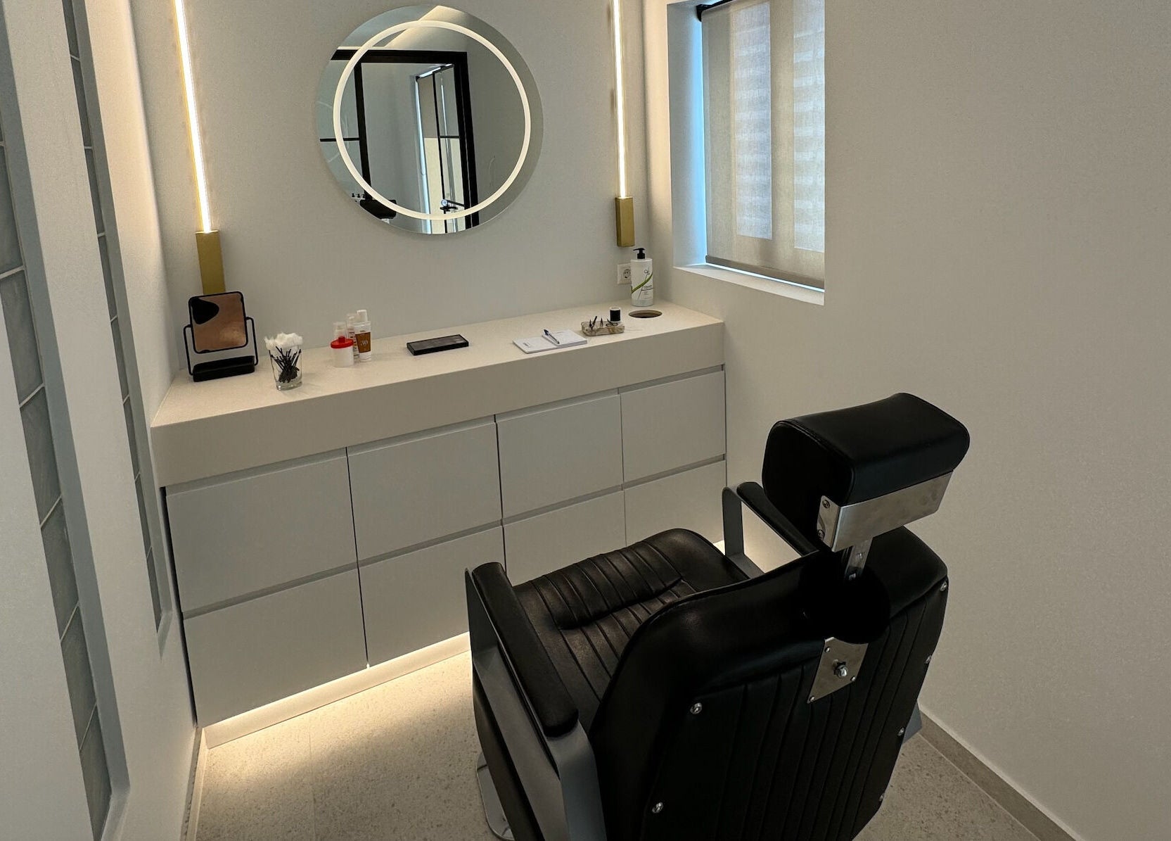 Modern salon setup at EFI ARAPI in Athina, GR with chic mirror and comfortable chair.