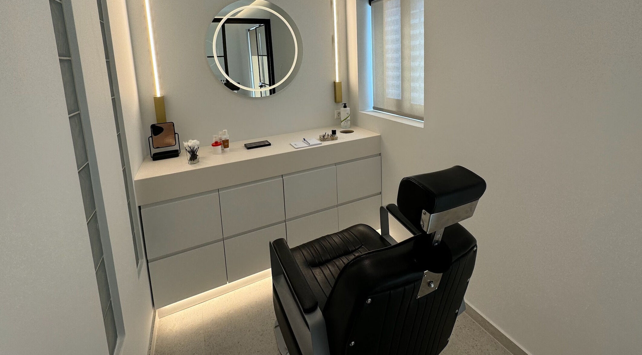 Modern salon setup at EFI ARAPI in Athina, GR with chic mirror and comfortable chair.