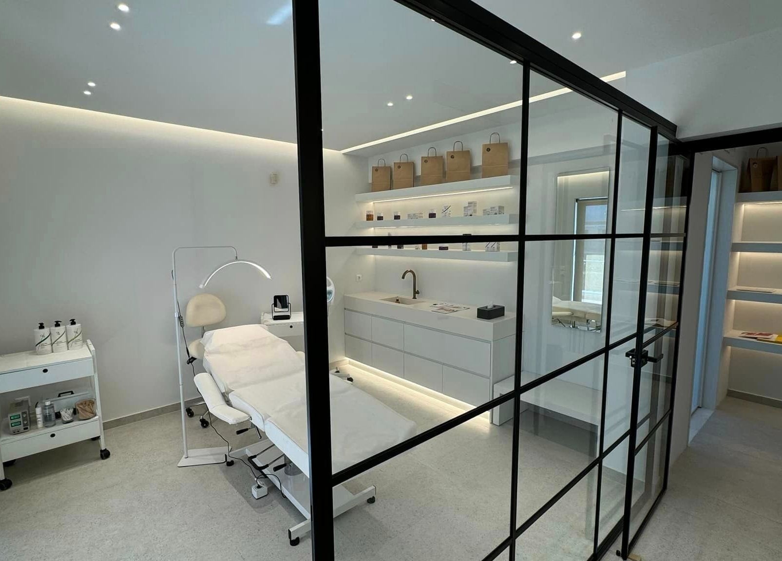 A modern treatment room at EFI ARAPI in Athina, GR, featuring sleek design and ambient lighting.