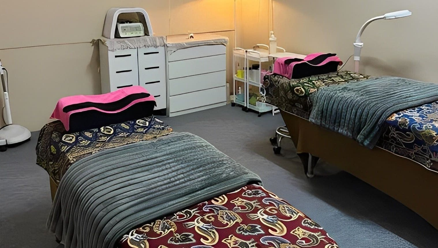 Cozy treatment beds at De Elvina Medispa in Muar, Johor, MY offer a calming wellness experience.