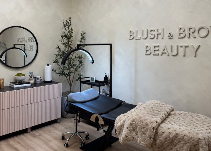 Modern treatment room at Blush & Brow Beauty in Pointe-claire, Québec, CA, with elegant decor and a plush treatment bed.