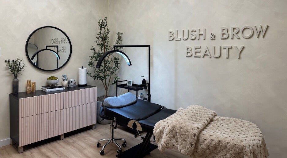 Modern treatment room at Blush & Brow Beauty in Pointe-claire, Québec, CA, with elegant decor and a plush treatment bed.