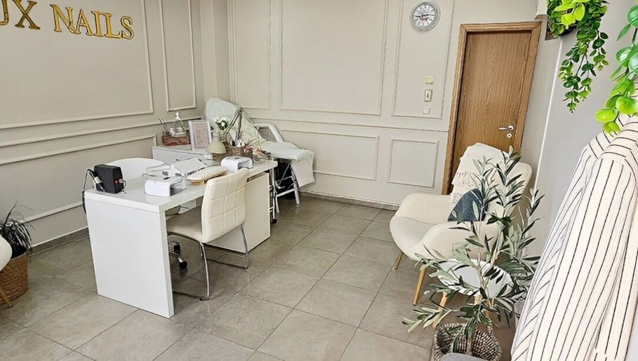 Lux Nails маникюр и педикюр image 1