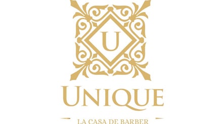 Logo elegante di Unique Barbershop a Oristano, Sardegna, IT.