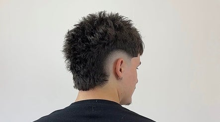 Taglio di capelli moderno e riccio presso Unique Barbershop, Oristano, Sardegna, IT.