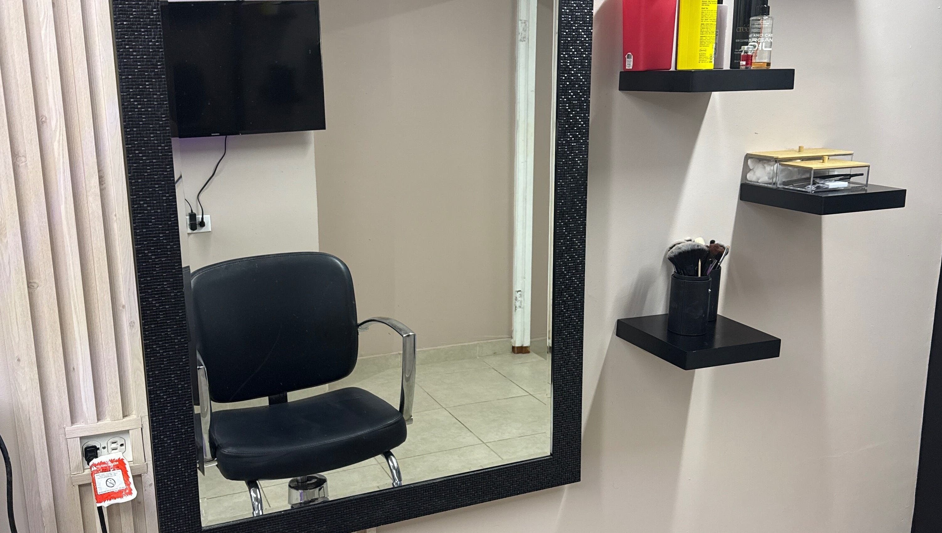 Estación de peluquería en Lstudio, Oranjestad, AW, con espejo grande y silla moderna.