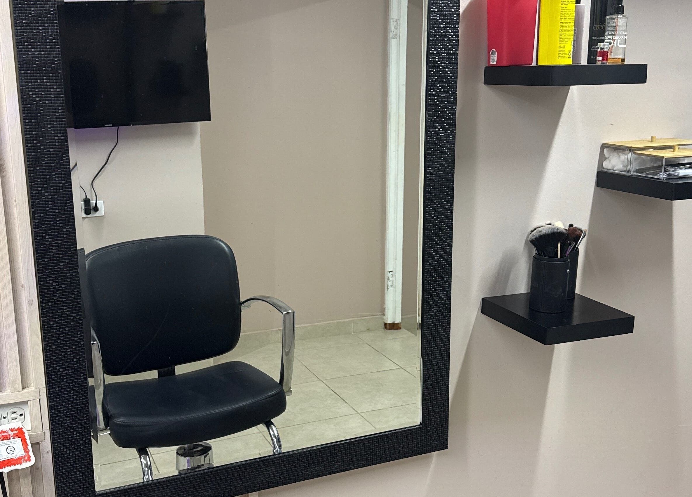 Estación de peluquería en Lstudio, Oranjestad, AW, con espejo grande y silla moderna.