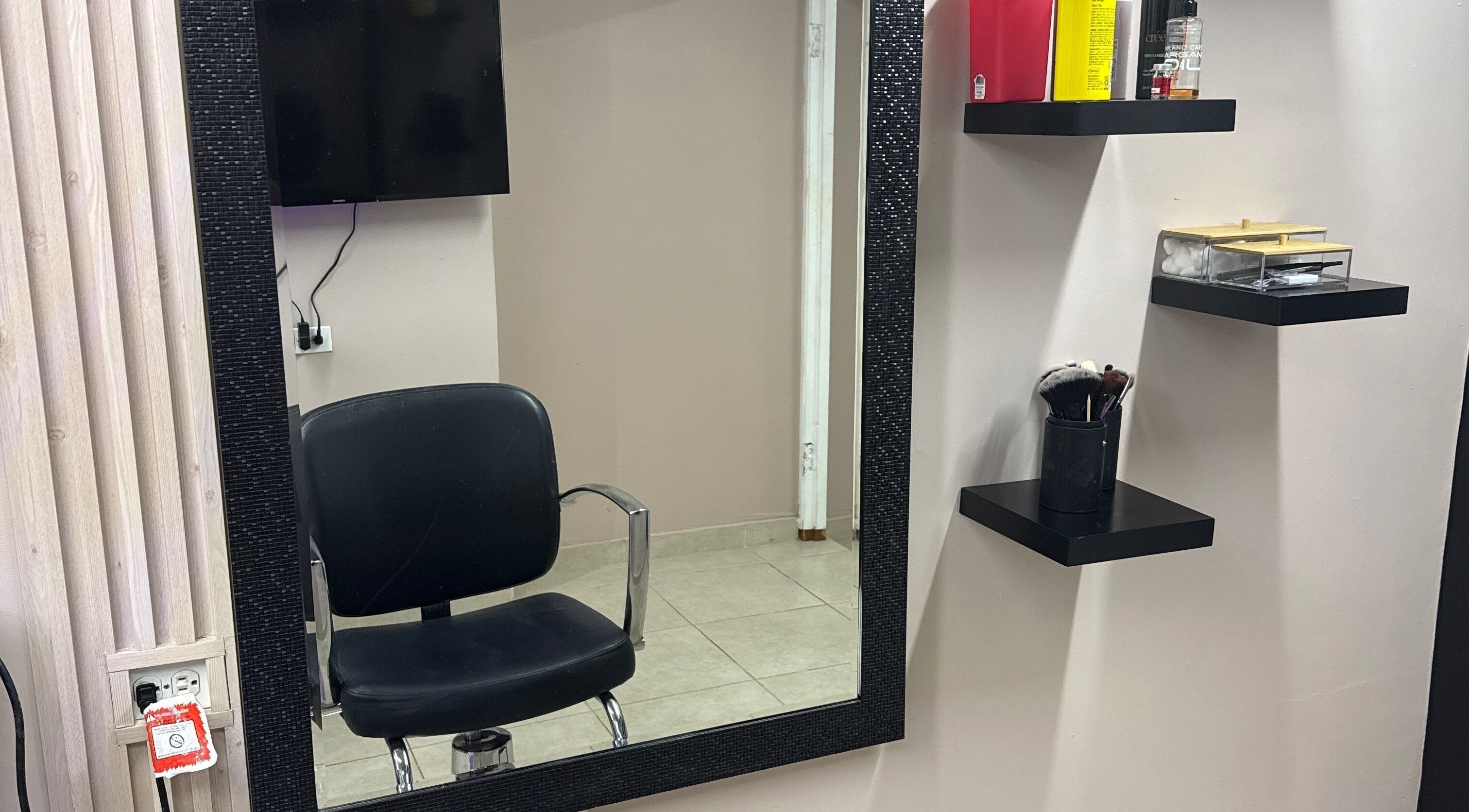 Estación de peluquería en Lstudio, Oranjestad, AW, con espejo grande y silla moderna.