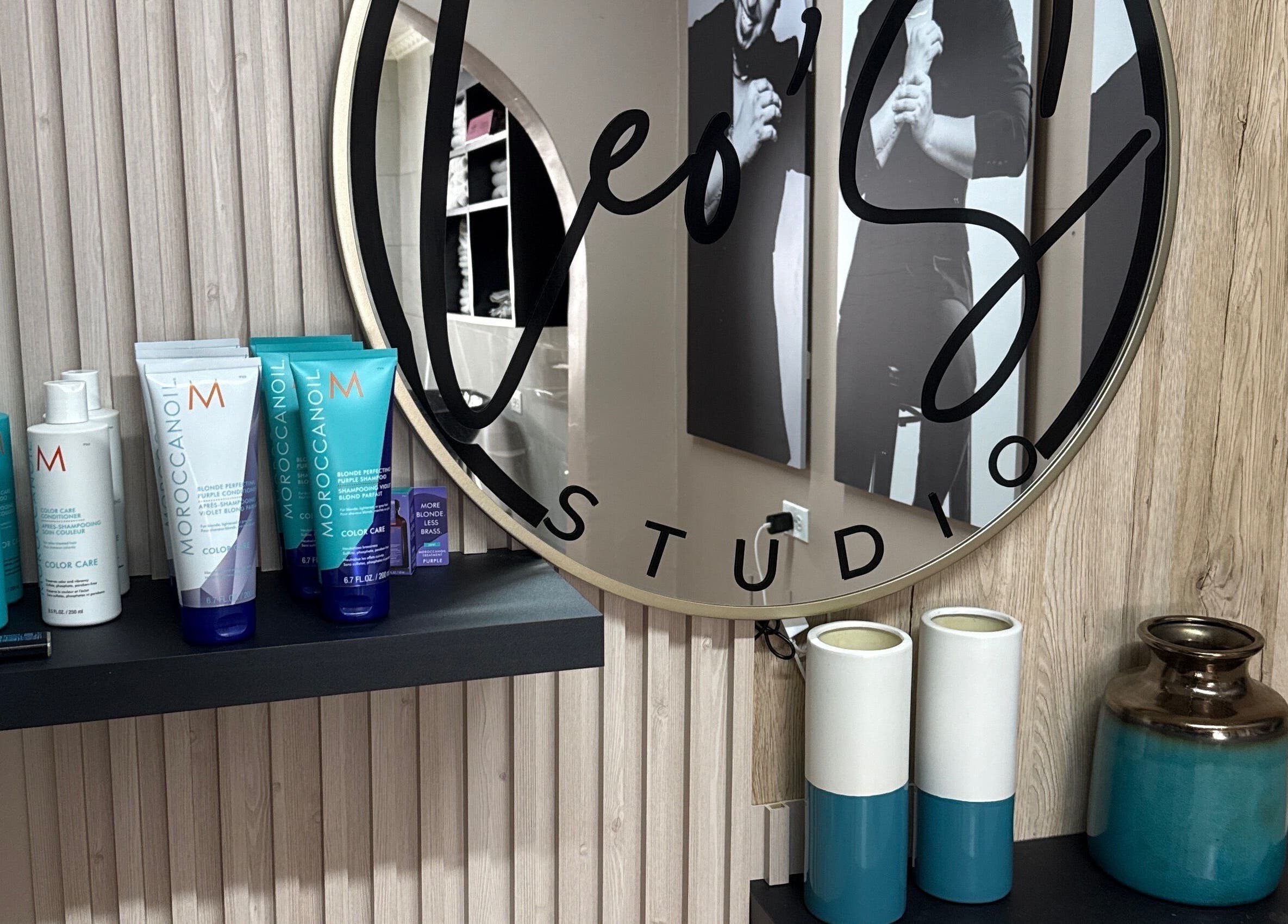 Espejo redondo con productos de belleza en Lstudio, Oranjestad, AW, mostrando un ambiente moderno y chic.