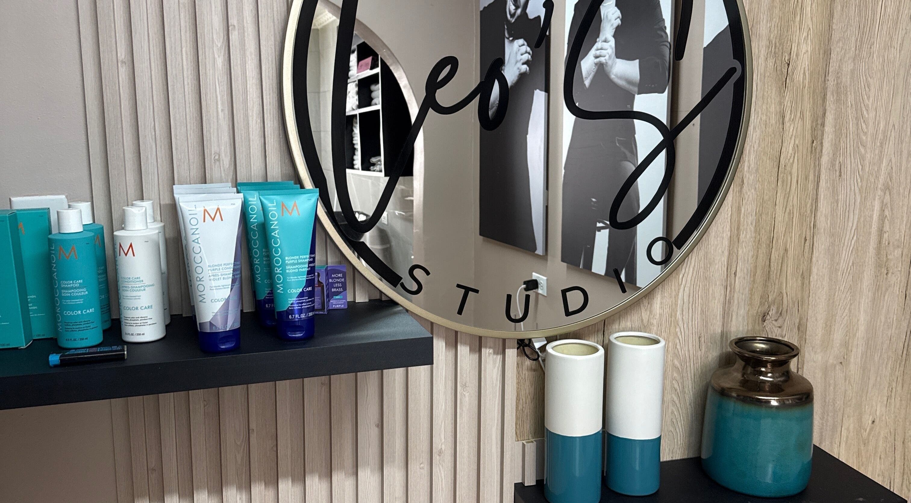 Espejo redondo con productos de belleza en Lstudio, Oranjestad, AW, mostrando un ambiente moderno y chic.