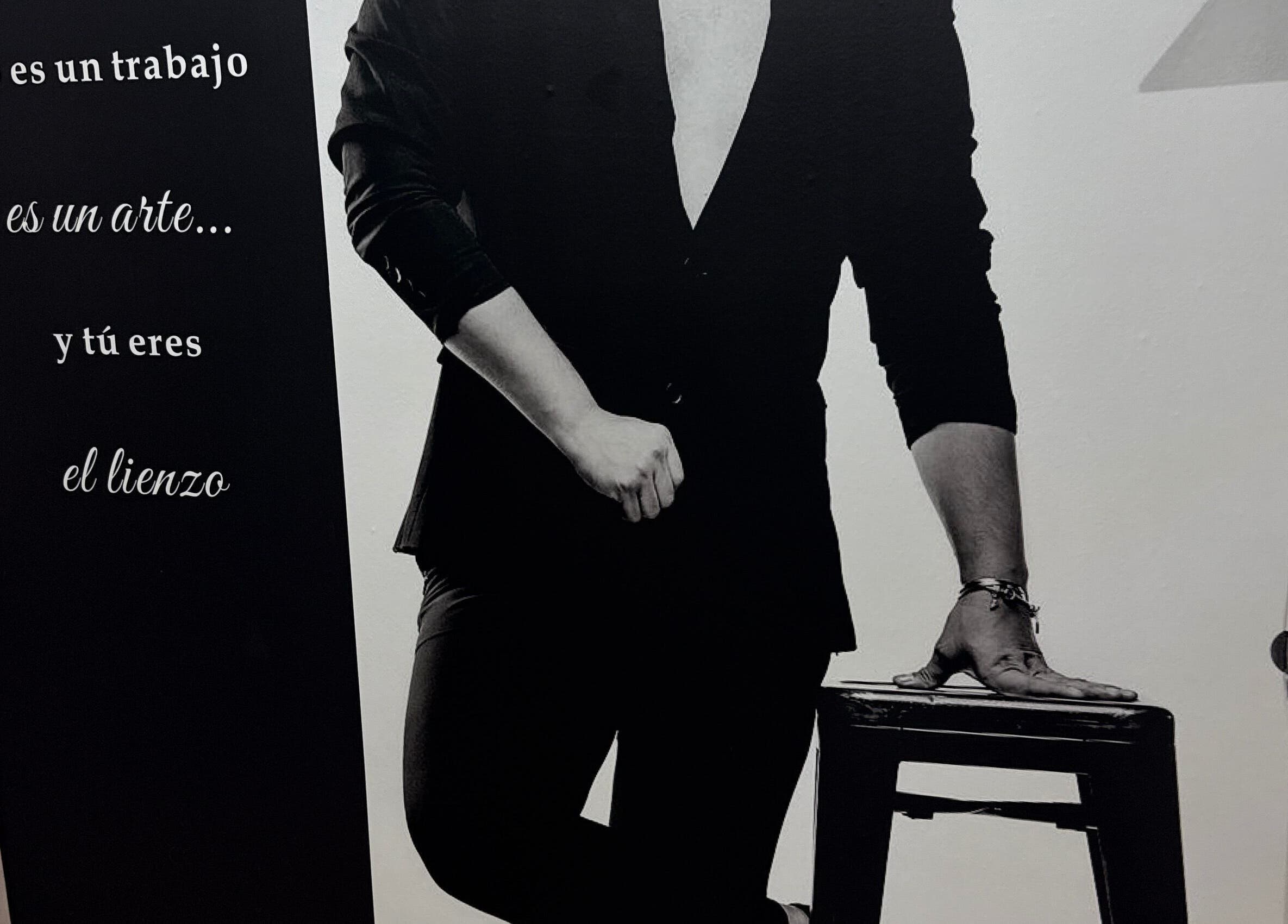 Cartel artístico en Lstudio, Oranjestad, AW mostrando un hombre elegante con mensaje inspirador.