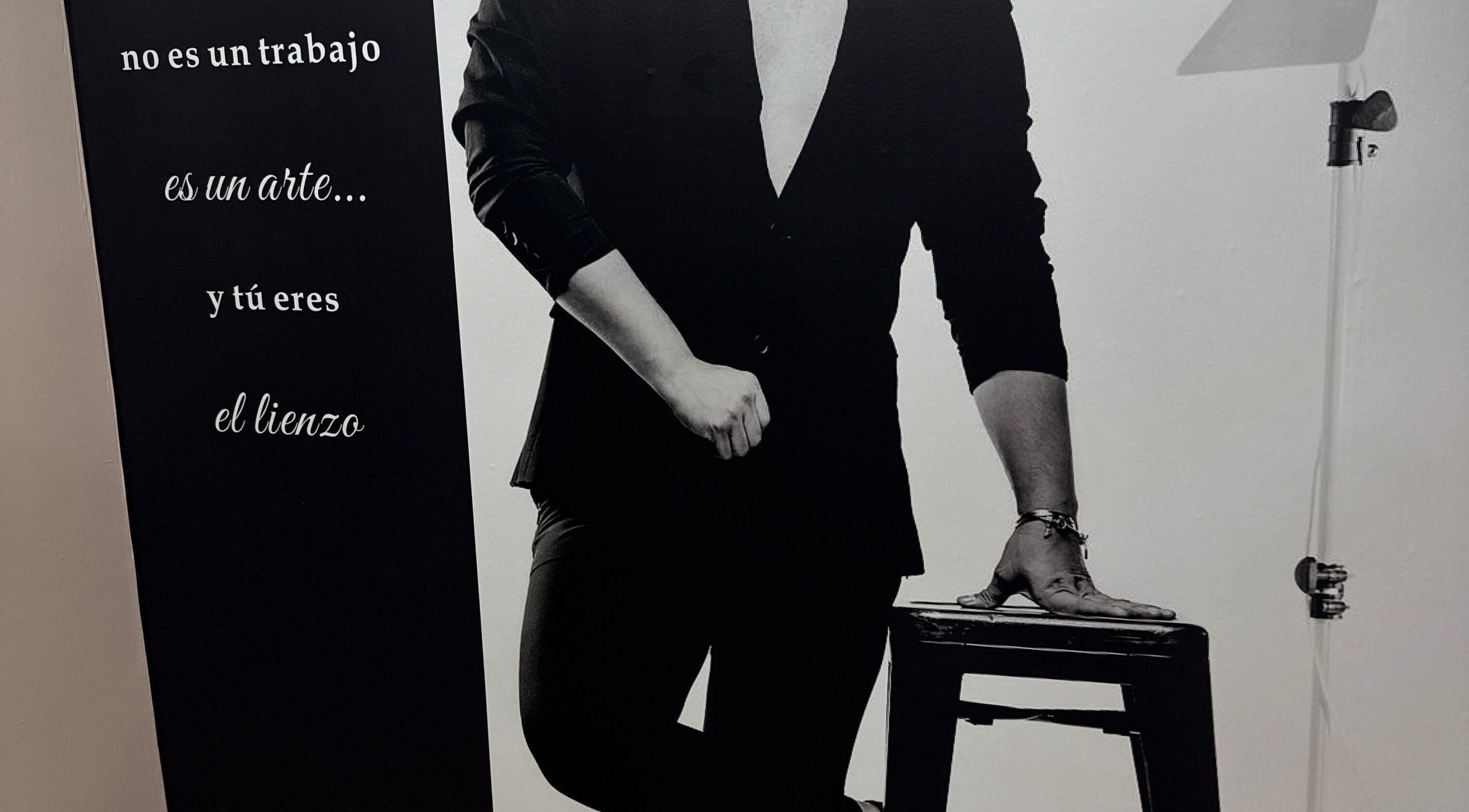 Cartel artístico en Lstudio, Oranjestad, AW mostrando un hombre elegante con mensaje inspirador.